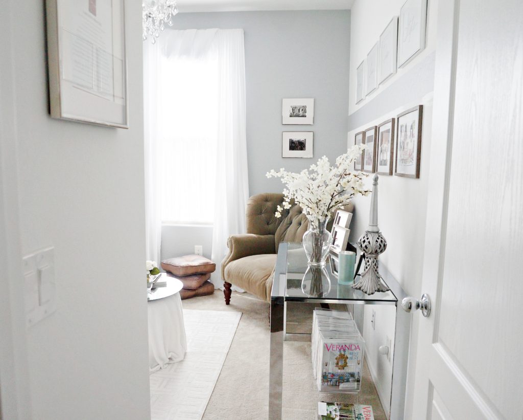 sitting / guest room at The Queen's Quarters