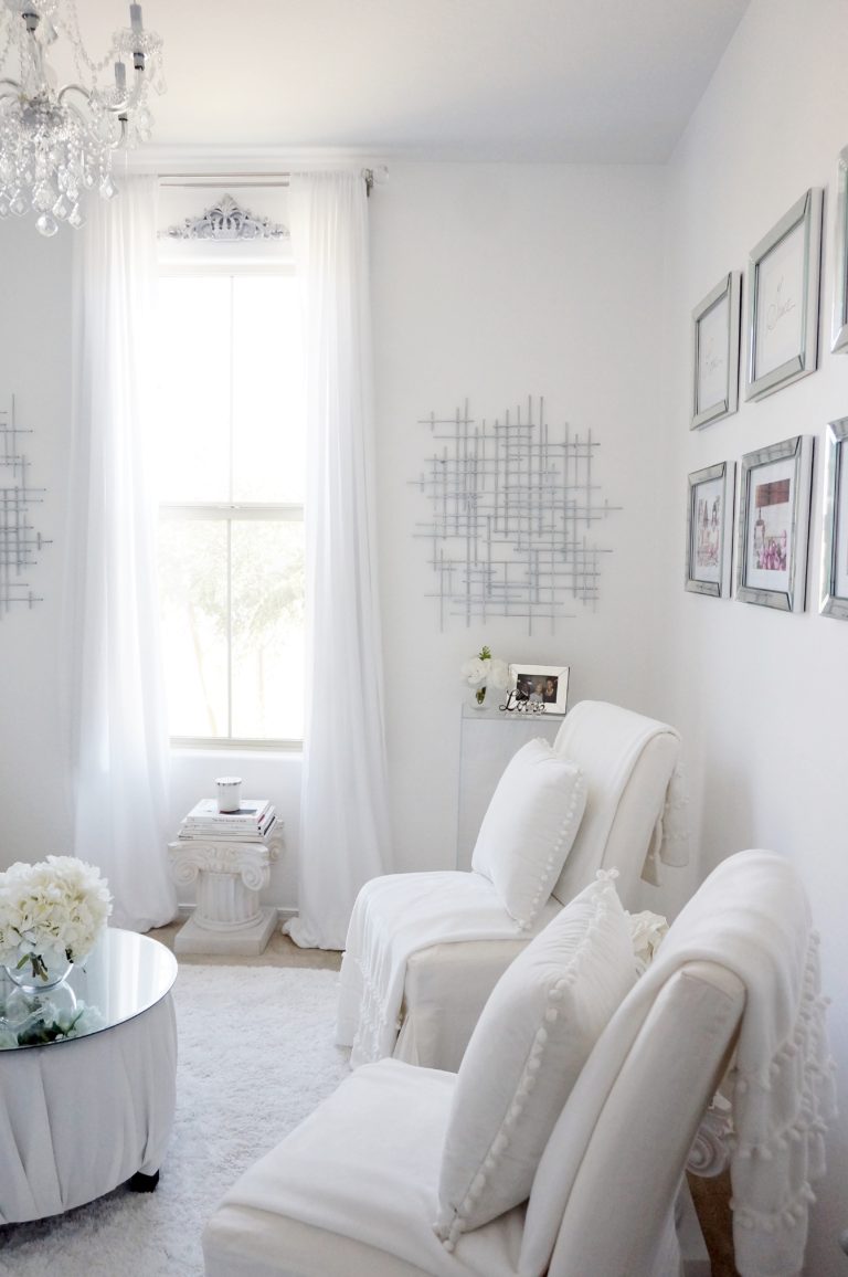 All white guest/sitting room at The Queen's Quarters